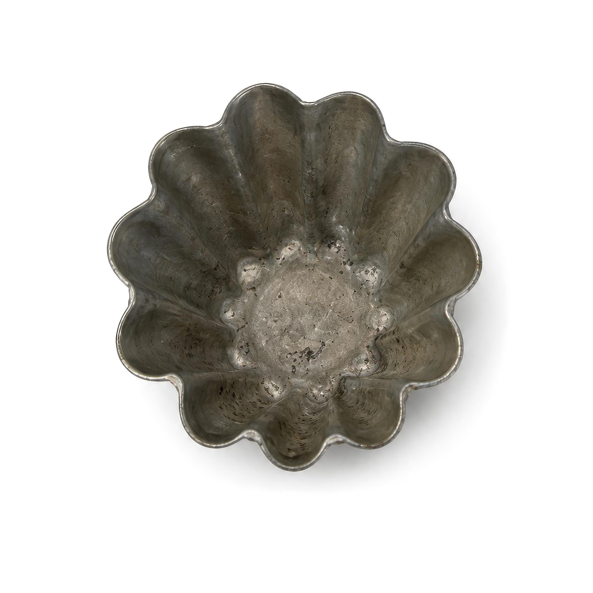 Set of Nine Vintage Miniature Aluminum Gelatin and Dessert Molds — image 3