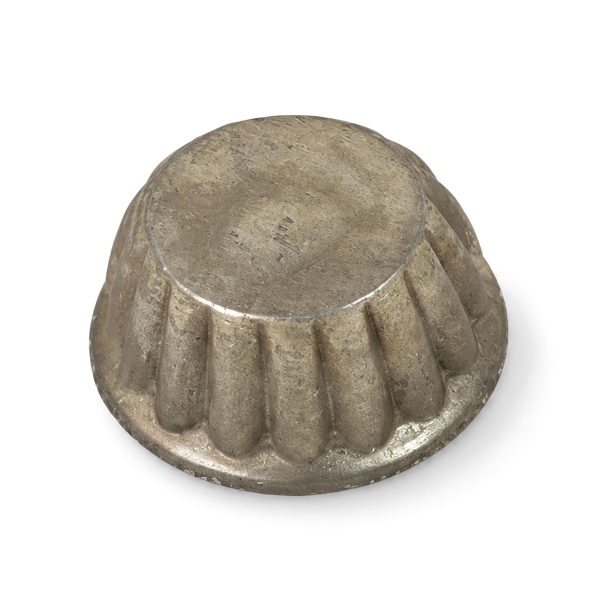 Set of Nine Vintage Miniature Aluminum Gelatin and Dessert Molds — image 13
