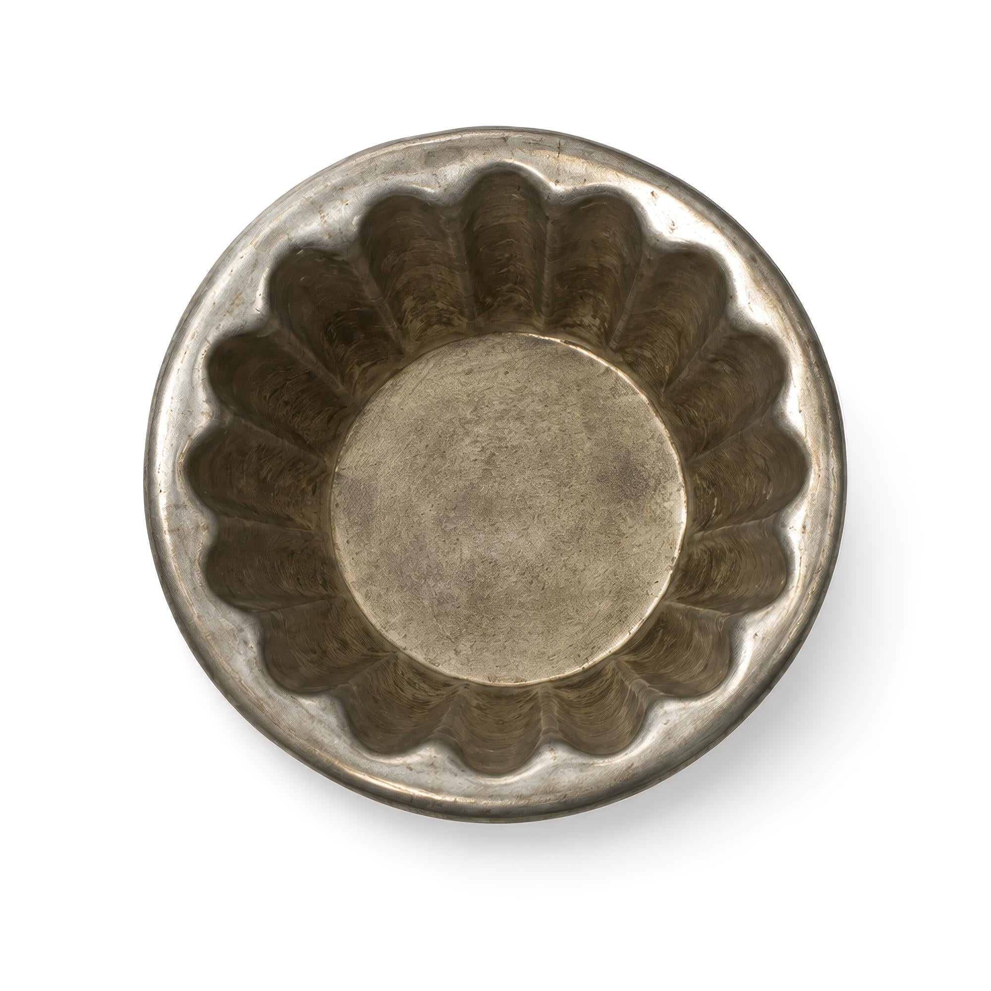 Set of Nine Vintage Miniature Aluminum Gelatin and Dessert Molds — image 14