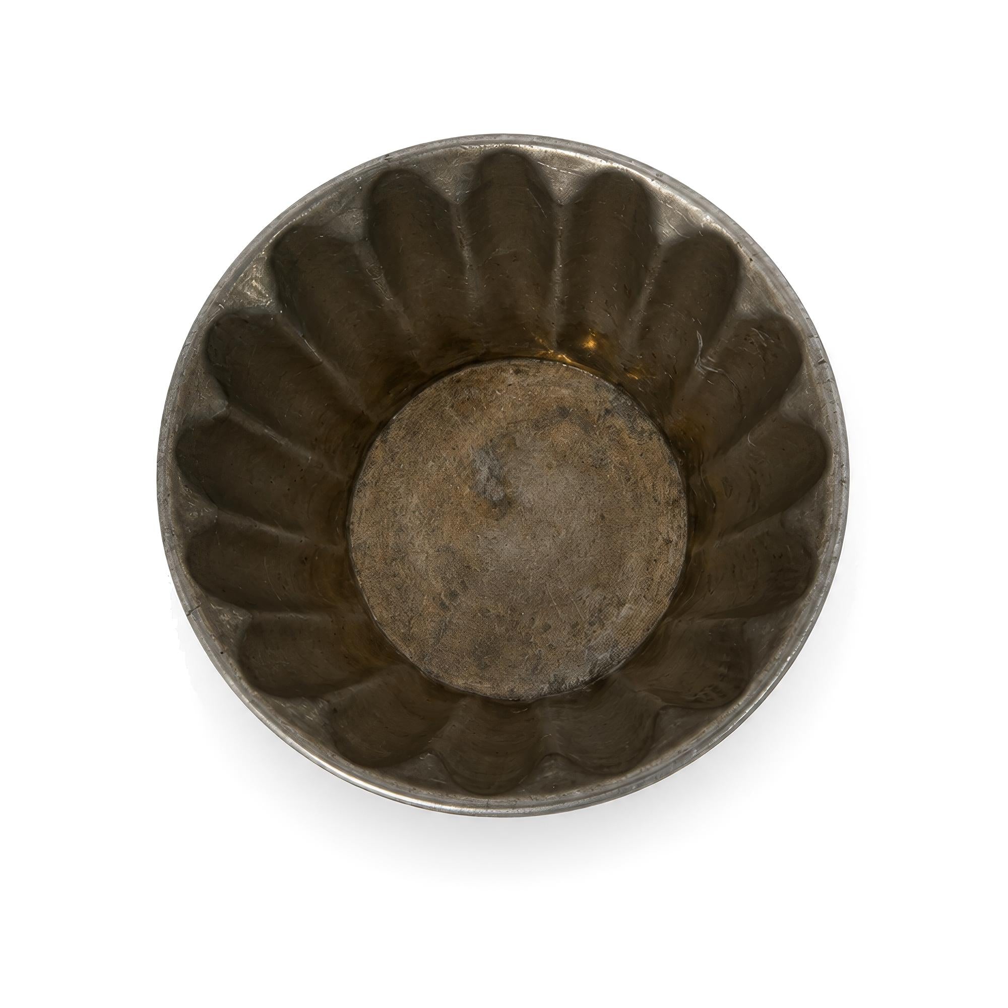 Set of Nine Vintage Miniature Aluminum Gelatin and Dessert Molds — image 20